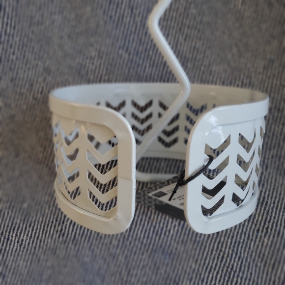 Toilet Paper Holder  - White - Modern -- BNWT - Picture 3 of 6